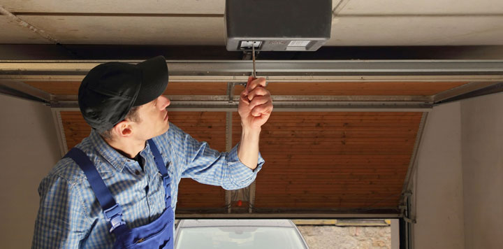 Garage door technician Fairport